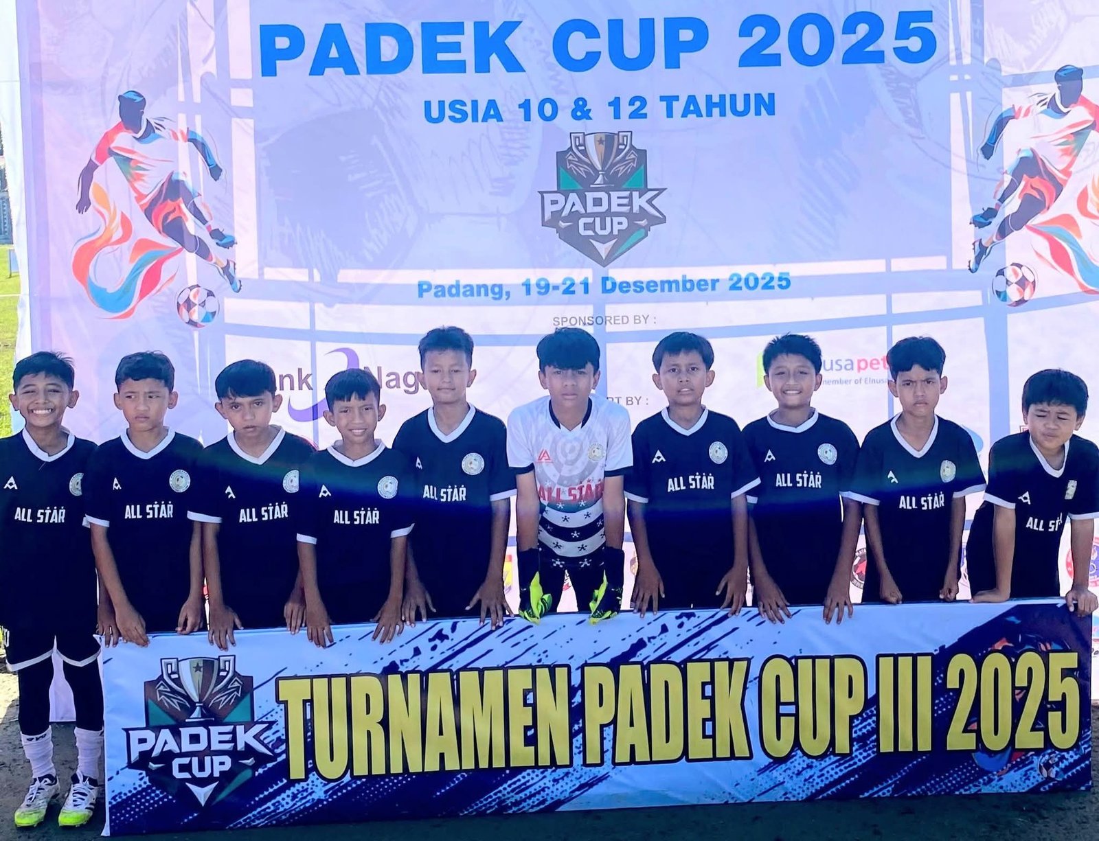 Tim SSB Padang Peduli U-10 berfoto bersama usai memastikan Juara I Padek Cup III 2025
