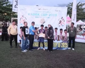Penyerahan trofi juara 1 padek cup III 2025 kepada SSB Padang peduli