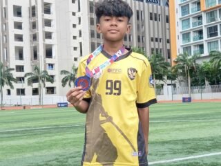 Pemain muda Padang Peduli FC Indonesia (No. 99) berpose dengan medali di Klang Valley League.