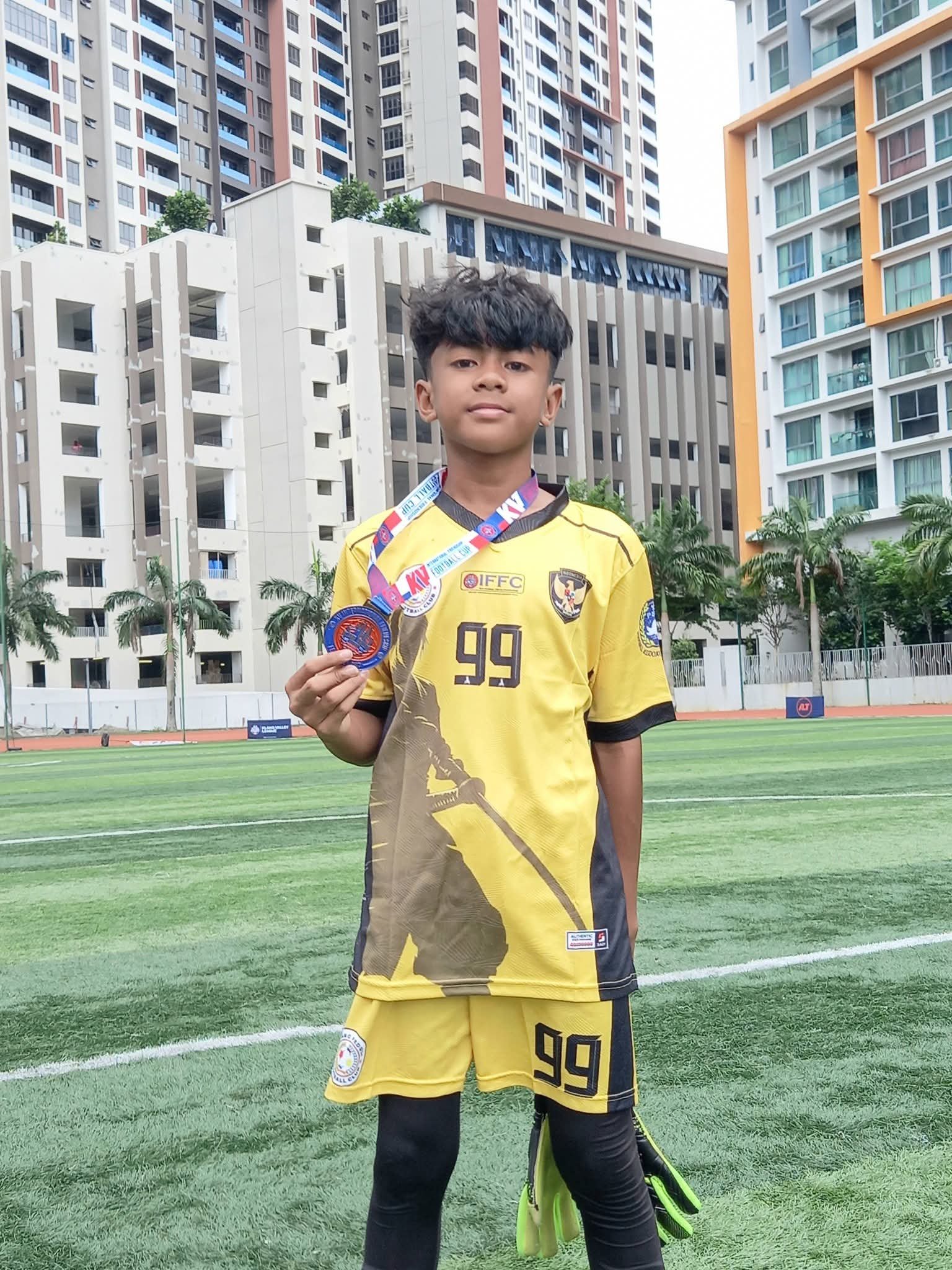 Pemain muda Padang Peduli FC Indonesia (No. 99) berpose dengan medali di Klang Valley League.
