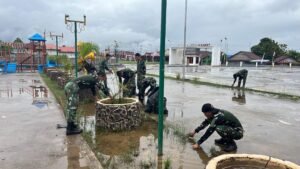 Kebersamaan TNI AD untuk membersihkan saluran air masyarakat, sehingga memberi manfaat bagi masyarakat