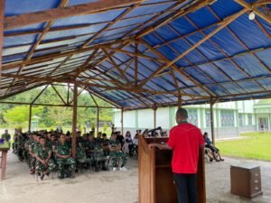 TNI BERDOA BERSAMA DENGAN UMAT KRISTIANI DI SAUNG GURANA BRIGIF 26/GP