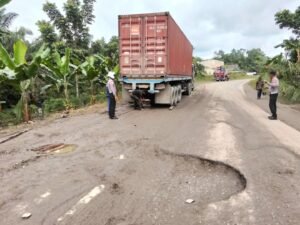 Petugas Unit Lantas Polsek Tualang melakukan pengecekan jalan rusak di Jalan Pemda Desa Maredan Barat, Kabupaten Siak
