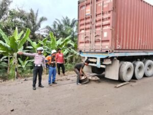 Petugas Unit Lantas Polsek Tualang melakukan pengecekan jalan rusak di Jalan Pemda Desa Maredan Barat, Kabupaten Siak