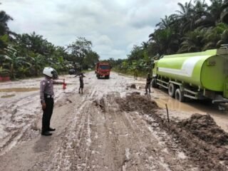 Jalan Rusak, Polsek Tualang, Polres Siak, Lantas Siak, Maredan Barat, Jalan Pemda, Keselamatan Lalu Lintas, Kecelakaan Jalan, Berita Siak