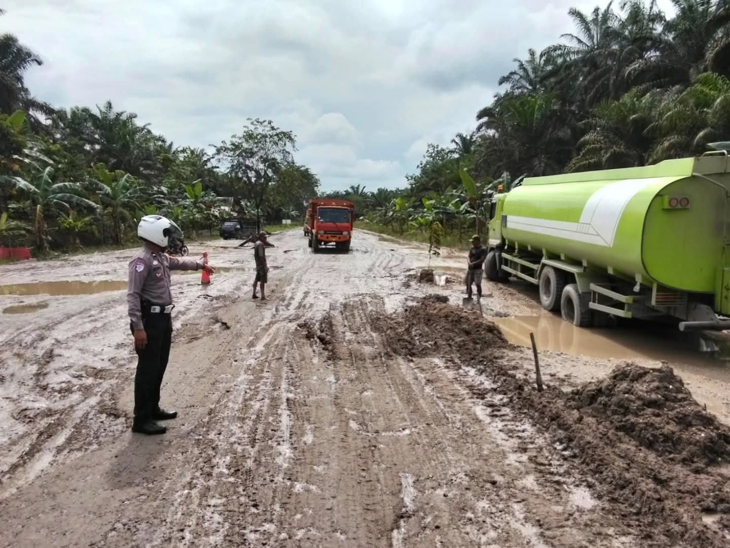 Jalan Rusak, Polsek Tualang, Polres Siak, Lantas Siak, Maredan Barat, Jalan Pemda, Keselamatan Lalu Lintas, Kecelakaan Jalan, Berita Siak