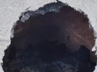 Kondisi jalan lintas Dayun–Siak yang berlubang parah dan membahayakan pengendara