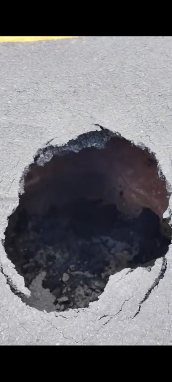 Kondisi jalan lintas Dayun–Siak yang berlubang parah dan membahayakan pengendara