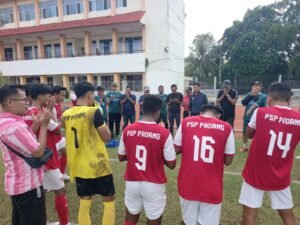 Pemain PSP Padang dan WG Grub FC menjalani laga uji coba di Lapangan FIK UNP Padang jelang Liga 4 Sumatera Barat