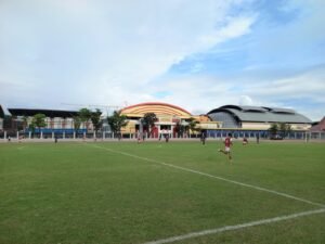 Pemain PSP Padang dan WG Grub FC menjalani laga uji coba di Lapangan FIK UNP Padang jelang Liga 4 Sumatera Barat