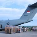 Pesawat A400M TNI AU mendistribusikan bantuan kemanusiaan untuk korban banjir di Aceh