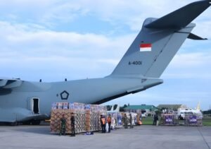 Pesawat A400M TNI AU mendistribusikan bantuan kemanusiaan untuk korban banjir di Aceh