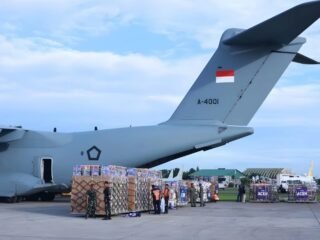 Pesawat A400M TNI AU mendistribusikan bantuan kemanusiaan untuk korban banjir di Aceh