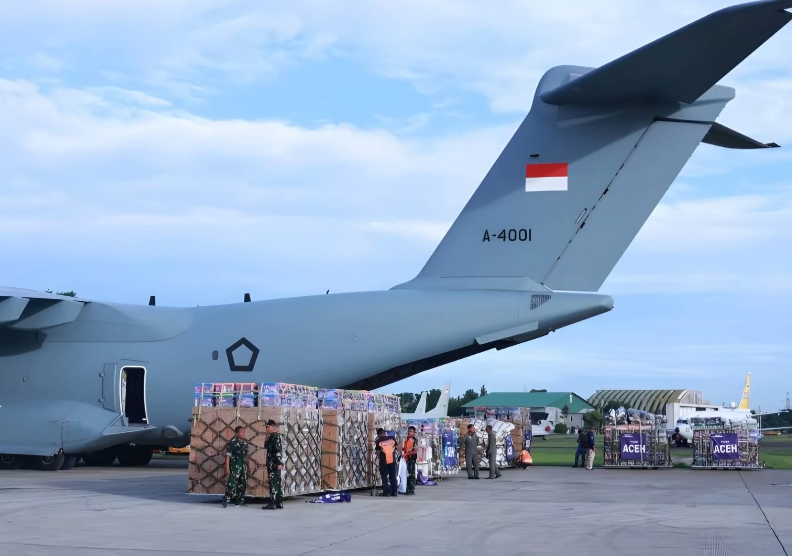 Pesawat A400M TNI AU mendistribusikan bantuan kemanusiaan untuk korban banjir di Aceh