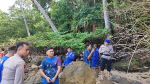Petugas Ditpolairud Polda Sumbar bersama tim SAR mengevakuasi mayat pria tak dikenal yang ditemukan nelayan di Pantai Bukit Lampu Padang