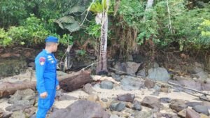 Petugas Ditpolairud Polda Sumbar bersama tim SAR mengevakuasi mayat pria tak dikenal yang ditemukan nelayan di Pantai Bukit Lampu Padang