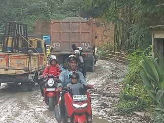 Waspada! Jalur Batang Manggilang Lumpuh Akibat Jalan Rusak Parah, Antrean Kendaraan Mengular