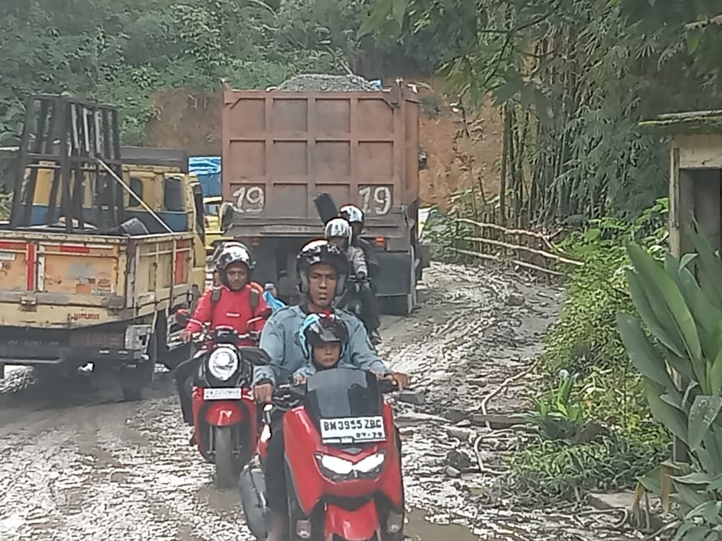 Jalan macet akibat jalan rusak parah