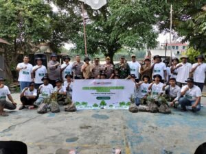 Kapolsek Tualang Kompol Teguh Wiyono memberikan sambutan pada aksi penanaman mangrove.