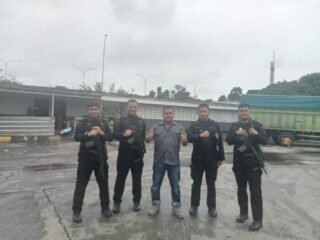 Petugas pemasyarakatan dan aparat kepolisian mengawal pemindahan narapidana kasus berat menuju Nusakambangan.