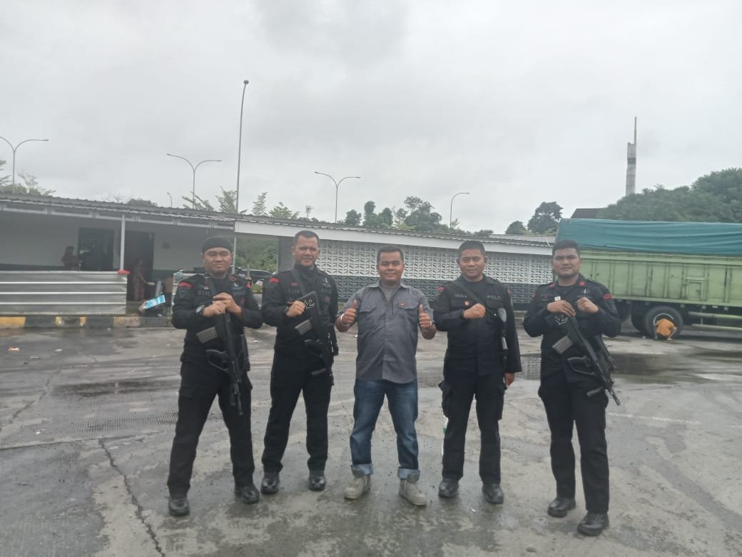 Petugas pemasyarakatan dan aparat kepolisian mengawal pemindahan narapidana kasus berat menuju Nusakambangan.