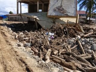 Kondisi Pemungkiman warga di bantaran sungai pascabencana di sumbar dipenuhi lumpur dan material kayu