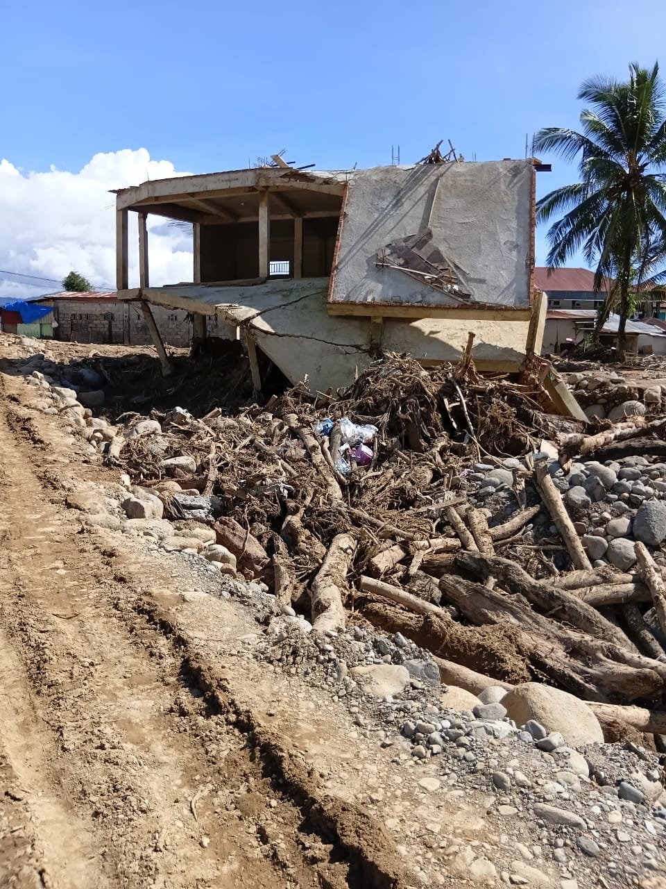 Kondisi Pemungkiman warga di bantaran sungai pascabencana di sumbar dipenuhi lumpur dan material kayu