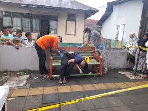 Petugas kepolisian melakukan olah TKP penemuan warga meninggal dunia di sekitar Masjid Raya Ganting, Padang Timur