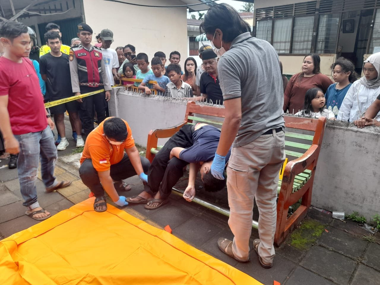 Petugas kepolisian melakukan olah TKP penemuan warga meninggal dunia di sekitar Masjid Raya Ganting, Padang Timur