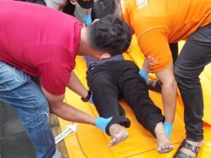 Petugas kepolisian melakukan olah TKP penemuan warga meninggal dunia di sekitar Masjid Raya Ganting, Padang Timur