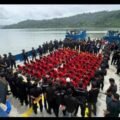 Petugas mengawal pemindahan narapidana ke kawasan Lapas Nusakambangan, Cilacap, Jawa Tengah, Sabtu (27-Desember-2025), sebagai bagian dari kebijakan penataan dan pengamanan pemasyarakatan.