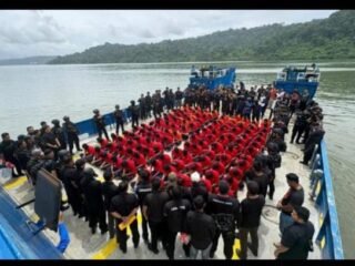 Petugas mengawal pemindahan narapidana ke kawasan Lapas Nusakambangan, Cilacap, Jawa Tengah, Sabtu (27-Desember-2025), sebagai bagian dari kebijakan penataan dan pengamanan pemasyarakatan.