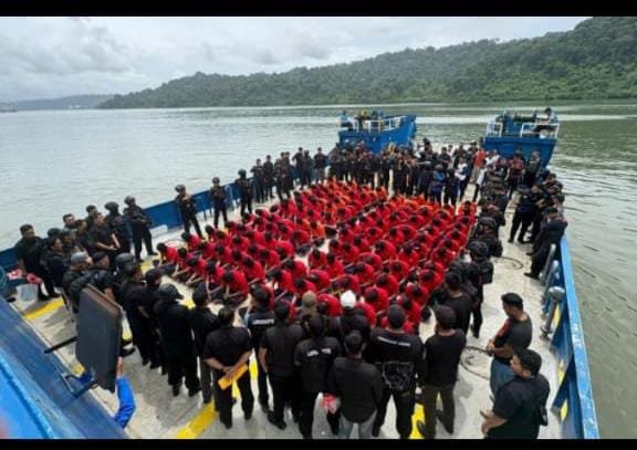 Petugas mengawal pemindahan narapidana ke kawasan Lapas Nusakambangan, Cilacap, Jawa Tengah, Sabtu (27-Desember-2025), sebagai bagian dari kebijakan penataan dan pengamanan pemasyarakatan.