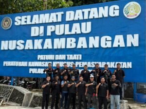 Petugas kepolisian dan pemasyarakatan berfoto di depan gerbang Selamat Datang di Pulau Nusakambangan.