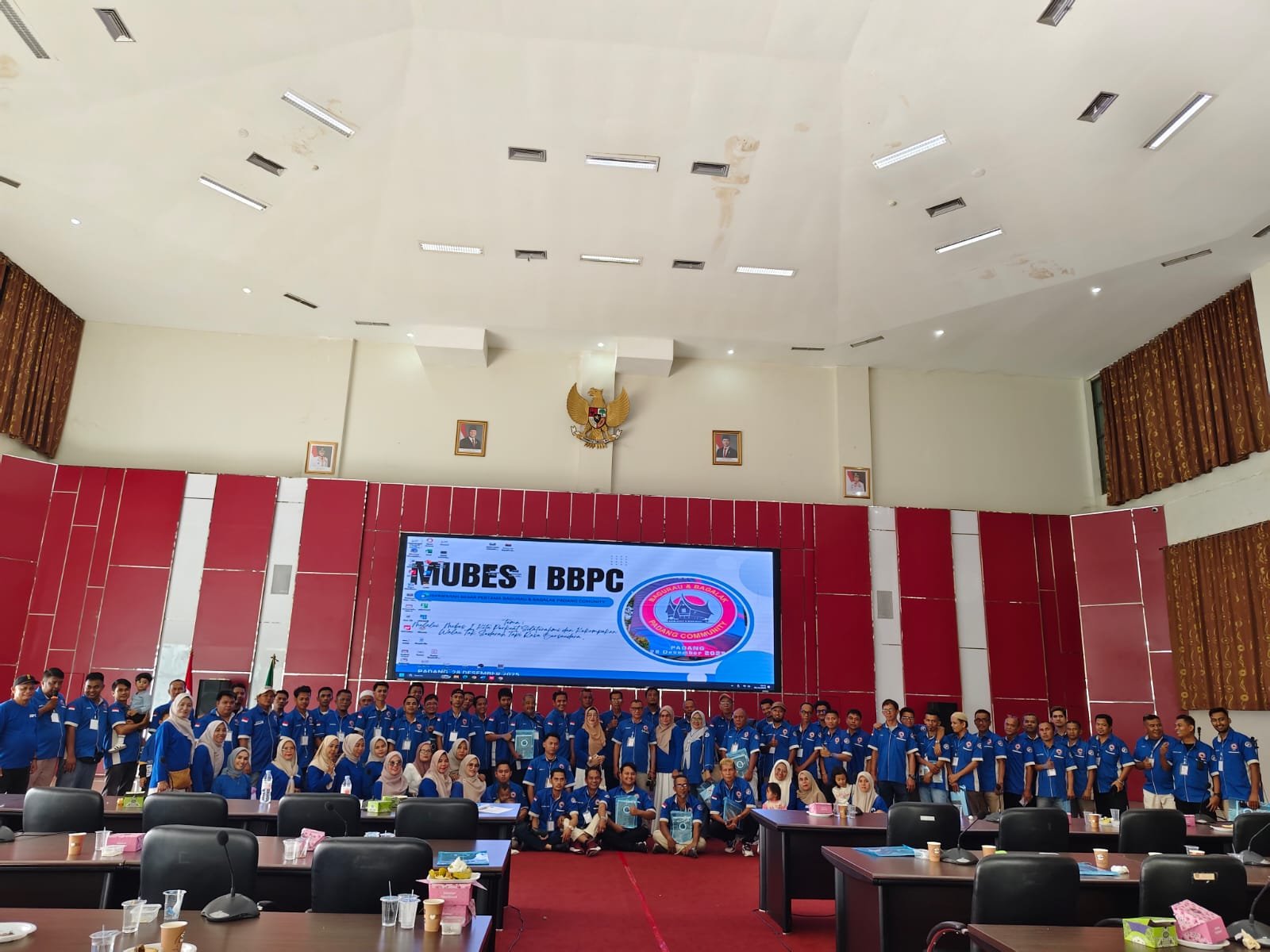 Ketua BBPC Padang dan perwakilan Pemkot/Pemprov sedang berfoto bersama saat Musyawarah Besar Pertama Komunitas Ojol Bagurau dan Bagalak (BBPC) di Padang.