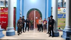 Sinergi anggota Polri dan Banser di dalam rumah ibadah guna memastikan keamanan ibadah Natal dan Tahun Baru 2026.