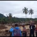 Warga mendatangi lokasi banjir bandang dan banyak di antara mereka merasakan keprihatinan yang mendalam.