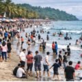 Suasana wisata Pantai Padang saat libur Natal 2025 di Sumatra Barat