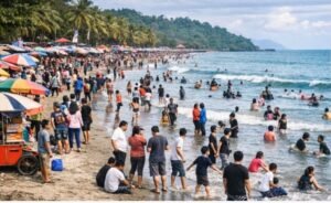 Suasana wisata Pantai Padang saat libur Natal 2025 di Sumatra Barat
