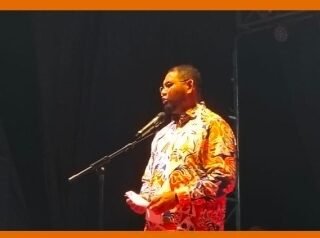 Bupati Halmahera Selatan Basam Kasuba berpidato dalam penutupan Festival Saruma 2025 di Labuha.