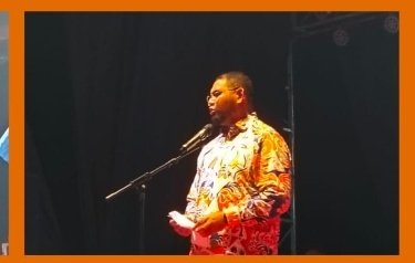 Bupati Halmahera Selatan Basam Kasuba berpidato dalam penutupan Festival Saruma 2025 di Labuha.