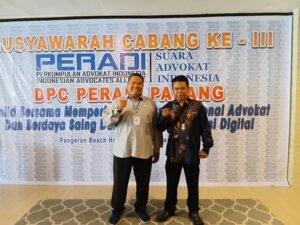 Salah Seorang peserta Musyawarah Cabang III DPC PERADI SAI Padang berpose di depan backdrop acara Muscab III PERADI SAI Padang.