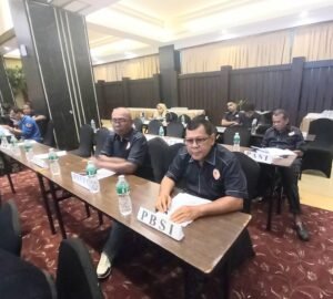 Peserta Rakerkot KONI Kota Padang dari cabang olahraga PBSI mengikuti rapat kerja di The Axana Hotel.