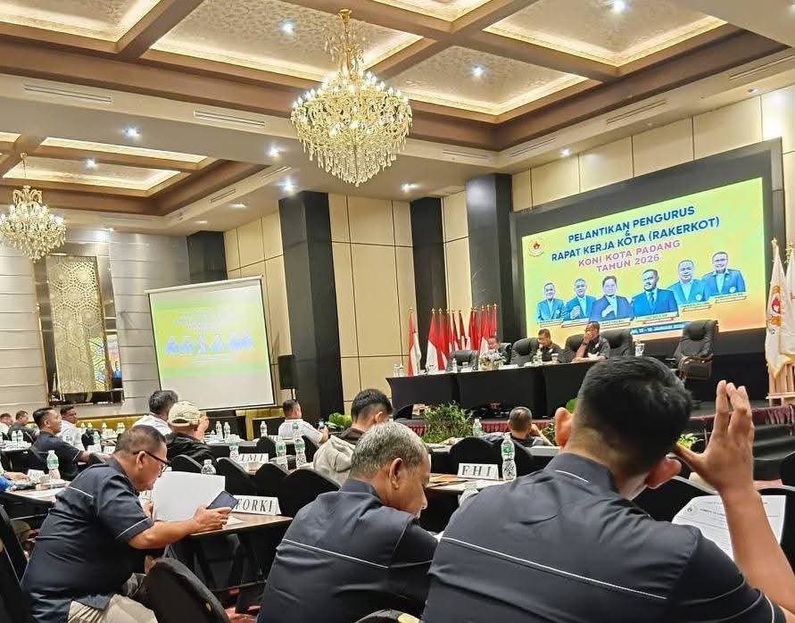 Rakerkot KONI Kota Padang 2026 di The Axana Hotel Padang membahas program kerja dan target prestasi atlet