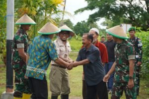 Wakil Bupati Sorong dan prajurit Yonif TP 806/SI berdialog dengan petani saat panen padi