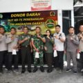 Foto bersama personel Penrem 081/DSJ dan peserta donor darah di PMI Kota Madiun