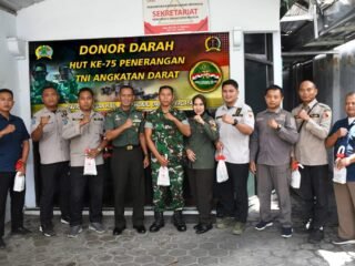 Foto bersama personel Penrem 081/DSJ dan peserta donor darah di PMI Kota Madiun
