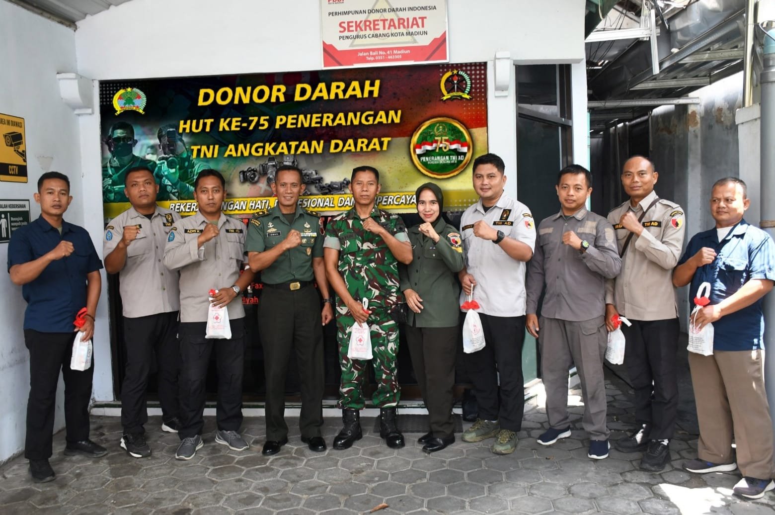 Foto bersama personel Penrem 081/DSJ dan peserta donor darah di PMI Kota Madiun