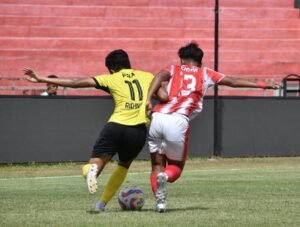 Pemain PSP Padang kawal bola dari tekanan pemain PSLA Sicincin di Liga 4 Sumbar