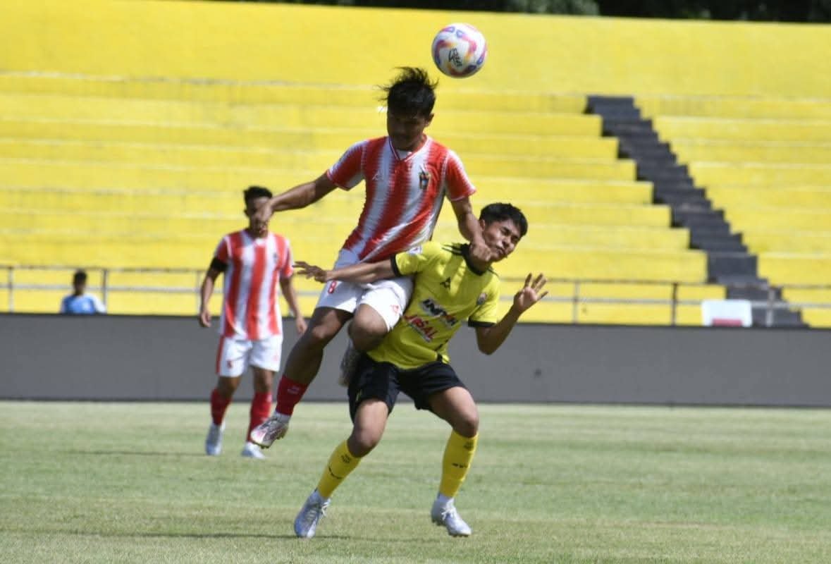 Pemain PSP Padang duel udara dengan pemain PSLA Sicincin pada laga Liga 4 Sumbar